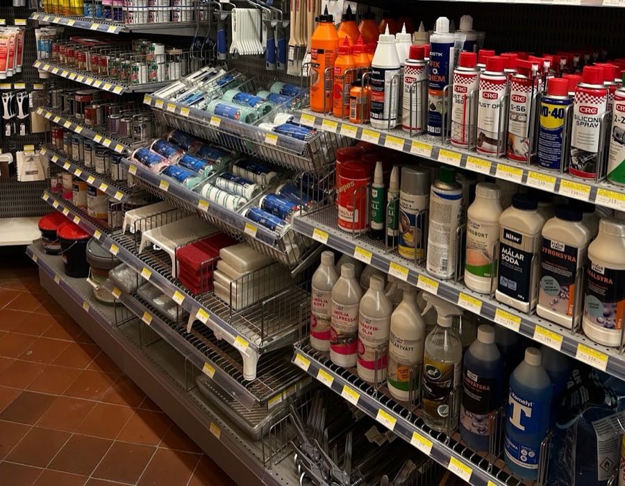 Butikshylla med linolja, målarsoda, citronsyra och T-röd bredvid färgrollers och skursvampar