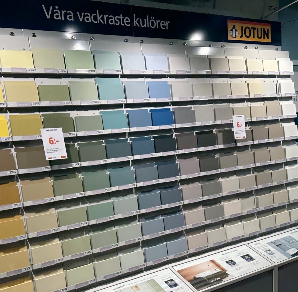 Kulörer på vägg i butiken
